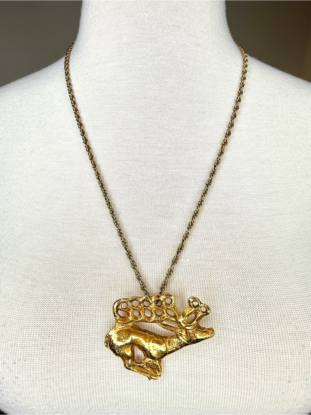Vintage Alva Museum Replica gold-tone Scythian stag pendant necklace Deer VTG